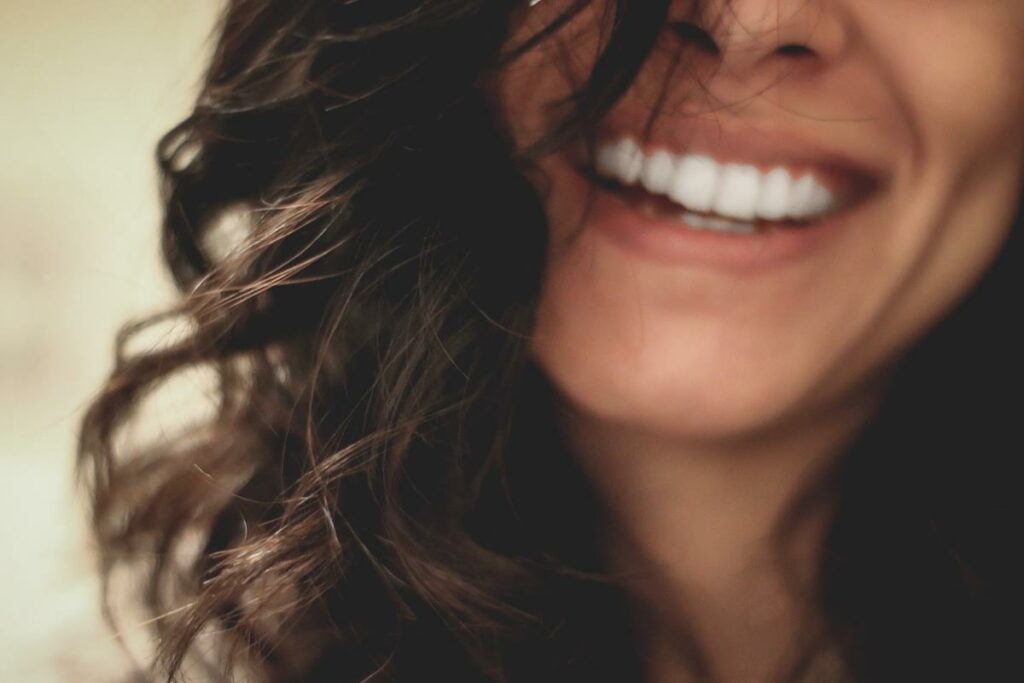 mulher sorrindo com aparelho invisivel